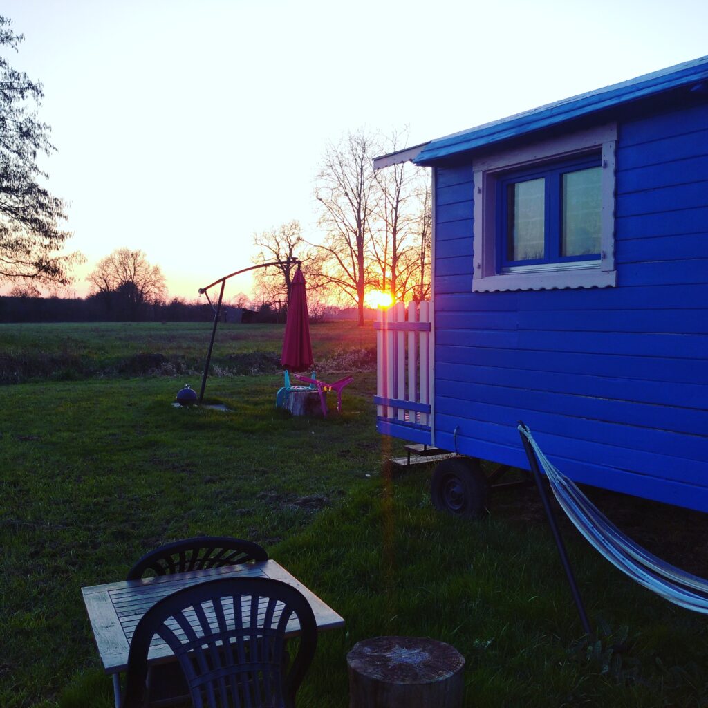 roulotte bleue exterieur