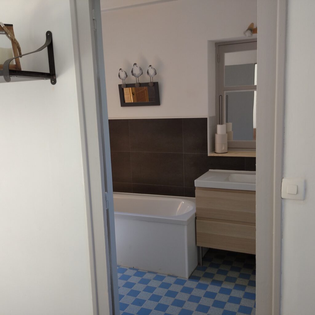 gite pieds dans l'eau salle de bain