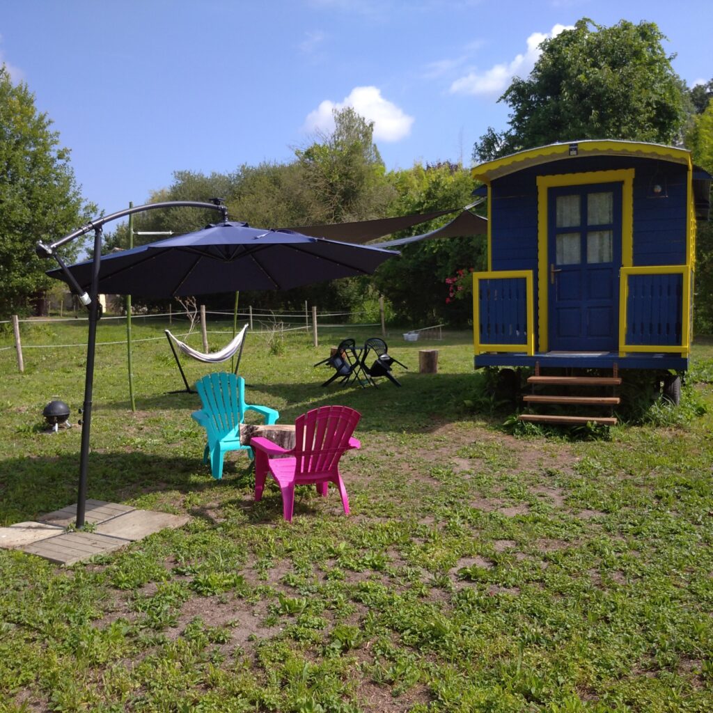 roulotte bleue et jaune extérieur