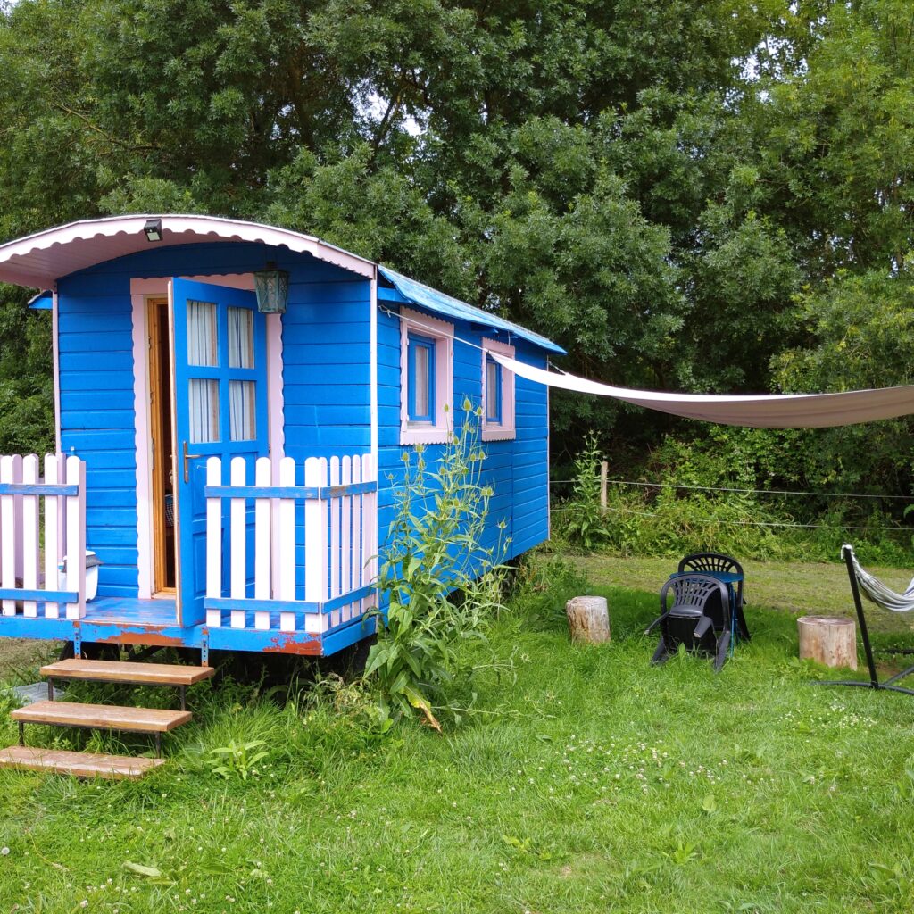 roulotte bleue et jaune extérieur