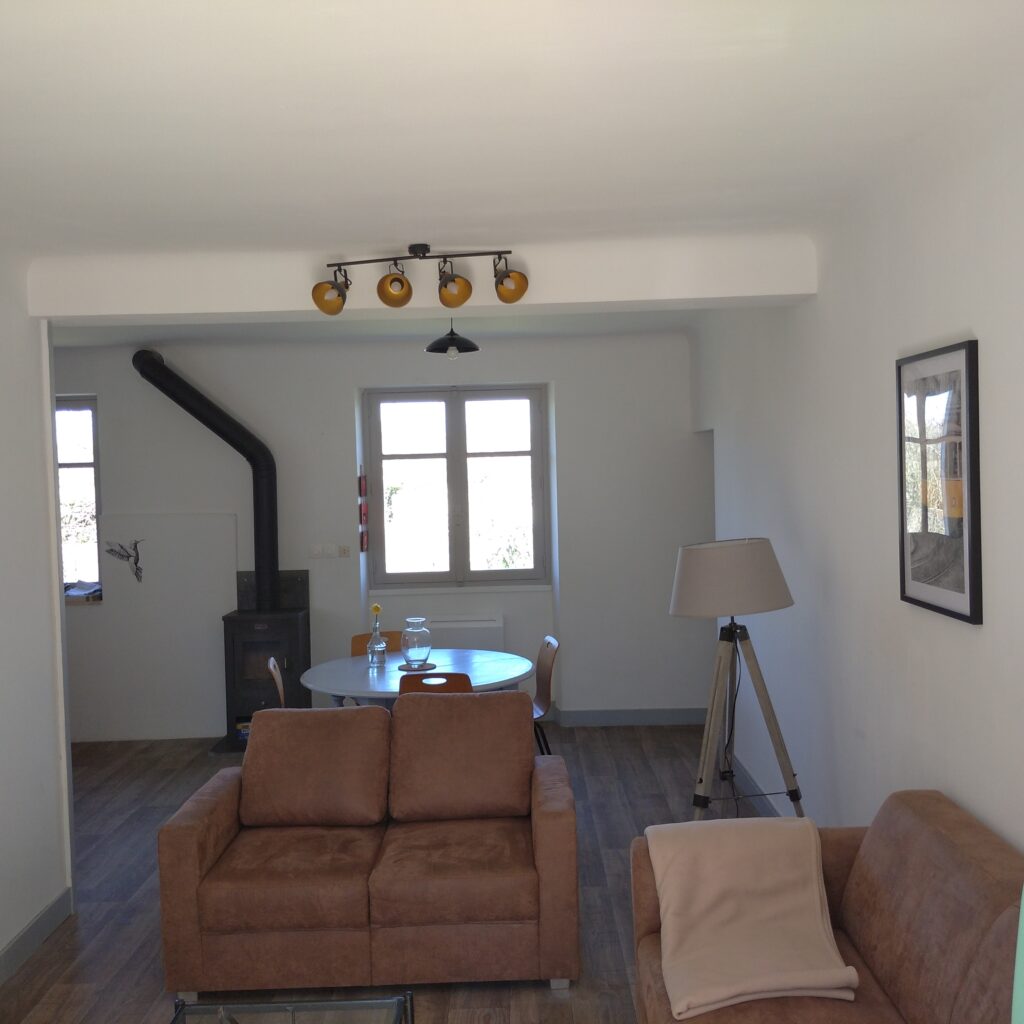 gite pieds dans l'eau salon poele à bois